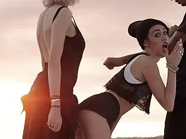 Una giovane ragazza sexy viene video erotico trans scopata di lato sul divano