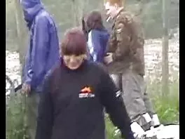 Ragazza che si esercita sulla palla viene scopata seduta sulla video porno trans orge sua palla
