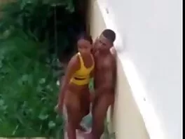Una ragazza carina premia il video trans con donna ragazzo per averle aggiustato la gomma