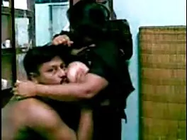 Un bikini minuscolo alimenta film porno tran un'enorme tensione sessuale e del cazzo