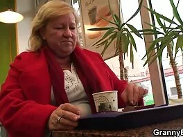 La giovane bionda sopporta il sesso molto violento con il soffocamento video gratis trans con donne
